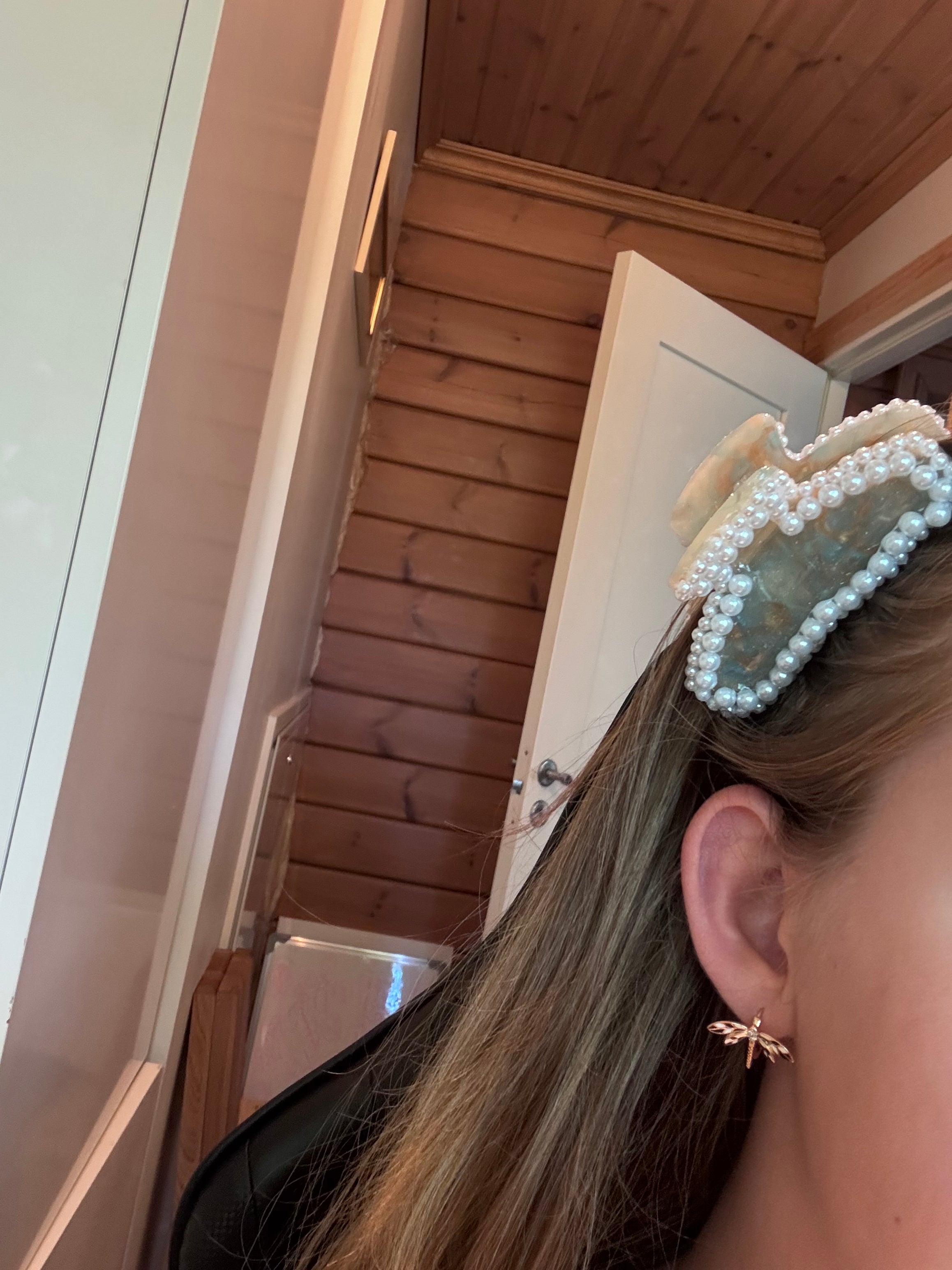 hårklämma med pärlor vit