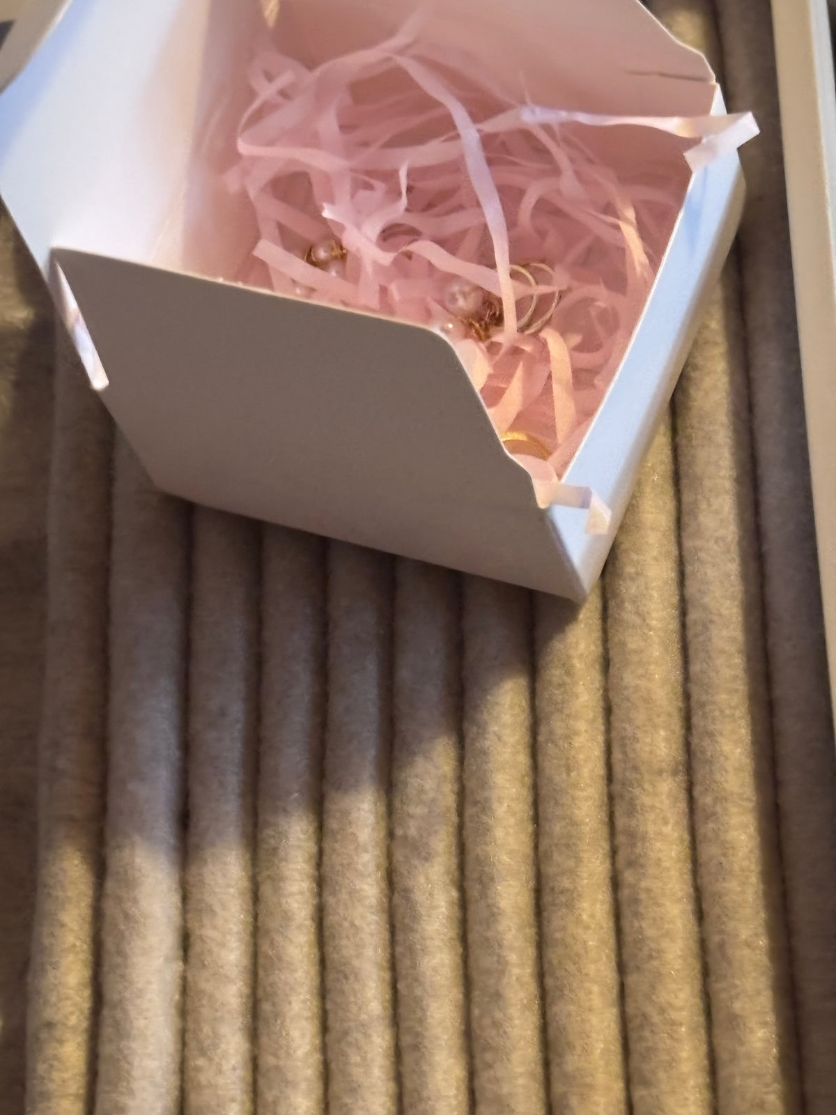 Mystery bag i guld (örhängen)